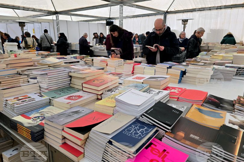 Athens Hosts Massive Book Bazaar Featuring 9,000+ Titles from 200 Publishers