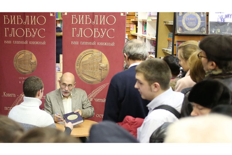 Raided Russian Publisher for Selling Books Written by Renowned Writer on 'Extremists and Terrorists' List | Frontlist