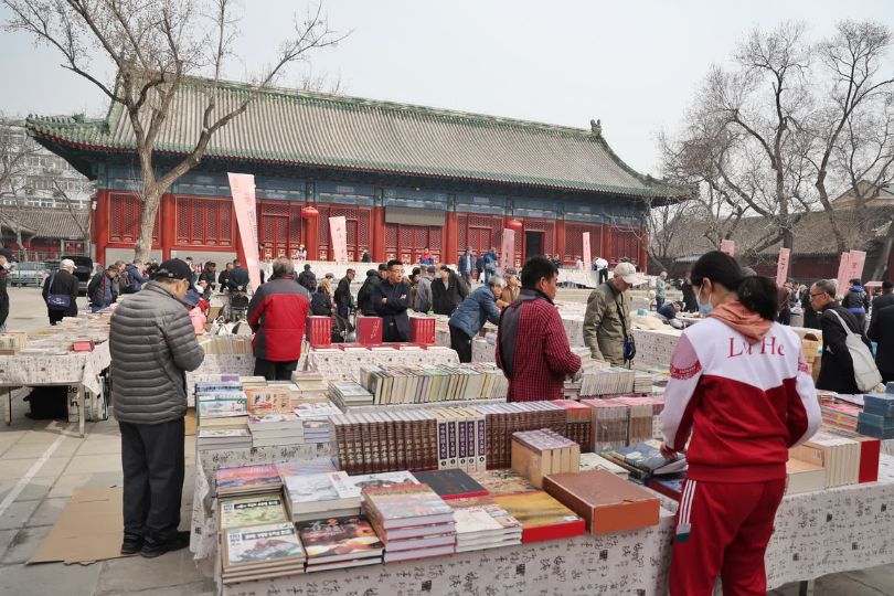 Beijing's Baoguo Book Market Attracts Bibliophiles | Frontlist