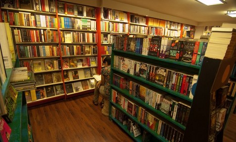 Counter sales resumes of Books in the capital with readers following social distancing norms