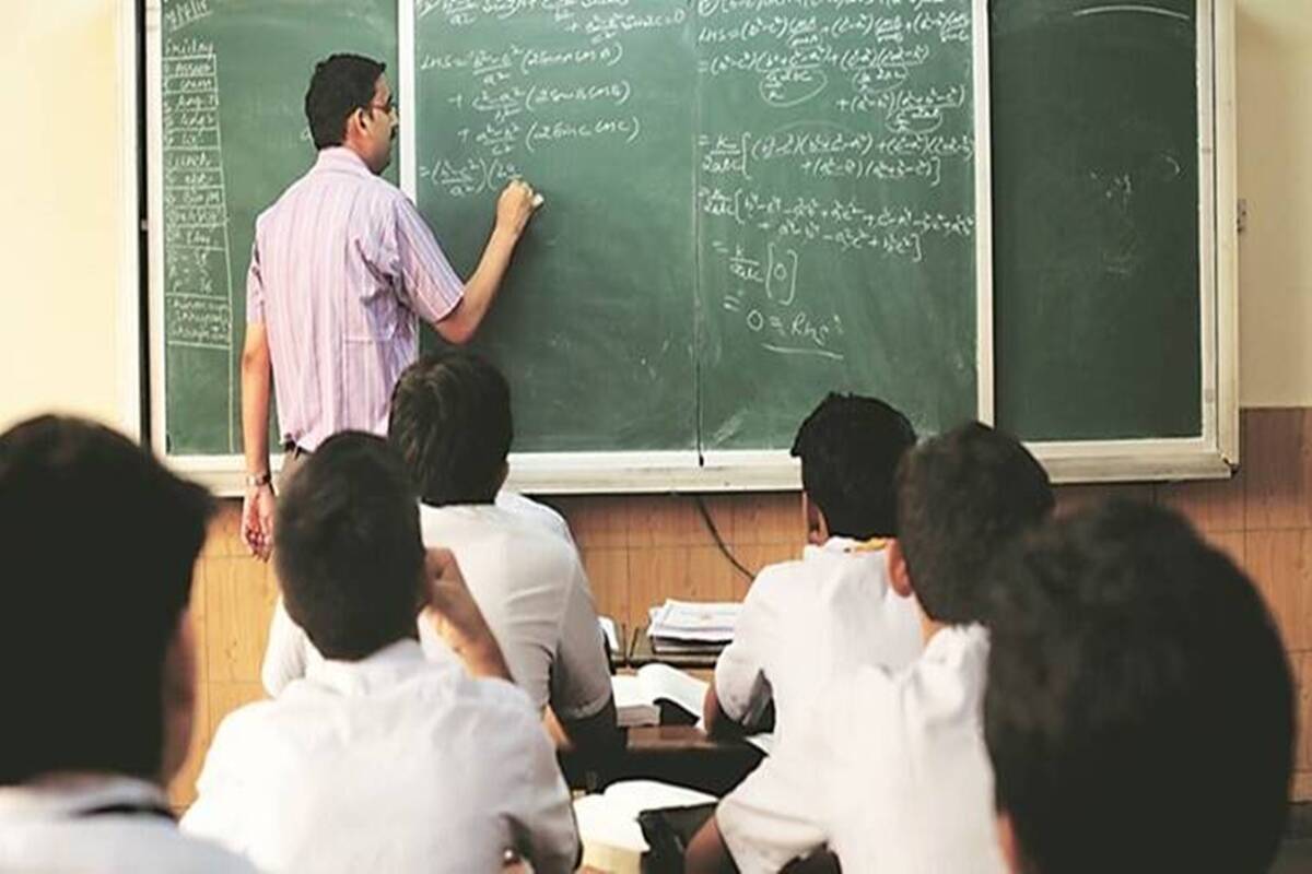 Frontlist | Students Return to School in Delhi After Hiatus of 10-Month
