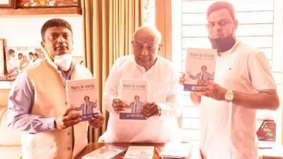 Frontlist | Former PM Deve Gowda releases biography of Prof C N R Rao written by Arvind Yadav