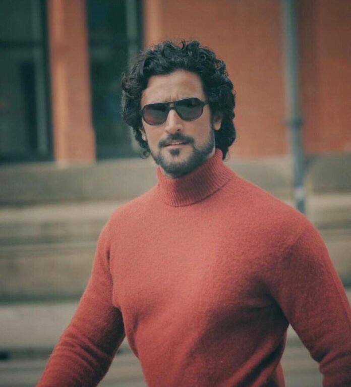 Why is Kunal Kapoor a perfect fit as a pulp fiction author?