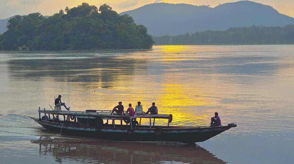 This book flows with the Brahmaputra from Tibet to the Ganga, blending travel, memoir and history