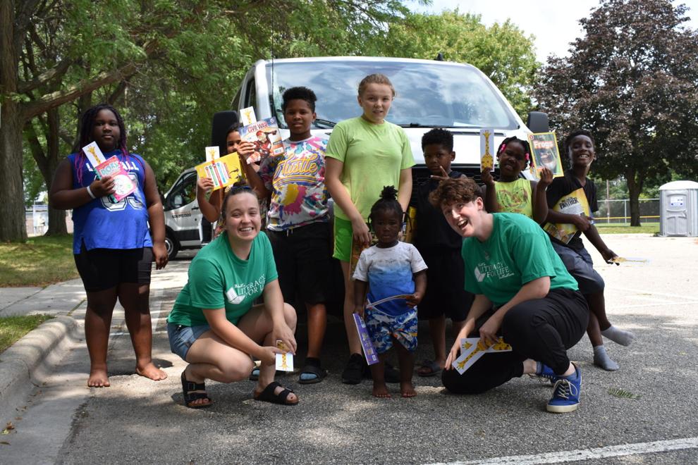 Bookmobile distributes free books to children thanks to Heiss